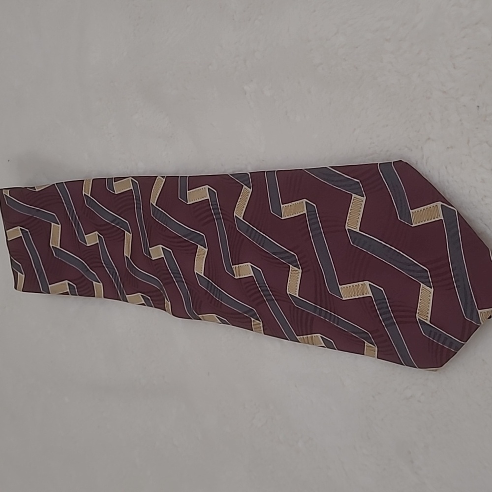 🚨2/$20🚨    Audrey Buckner Gray and Red Geometric Silk Tie